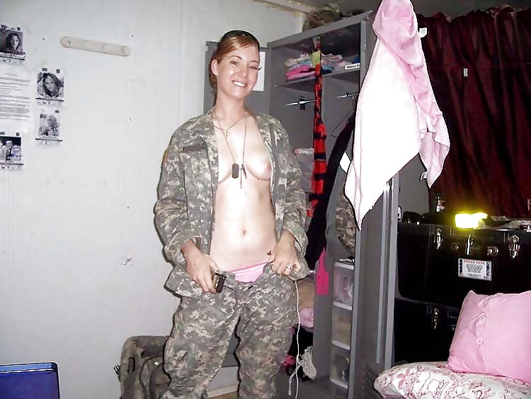 Donne dell'esercito
 #41126613