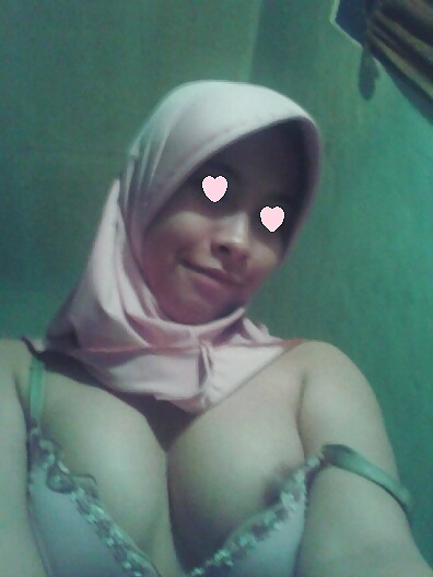 インドネシア語（Cewek jilbab pamer susu
 #28453673