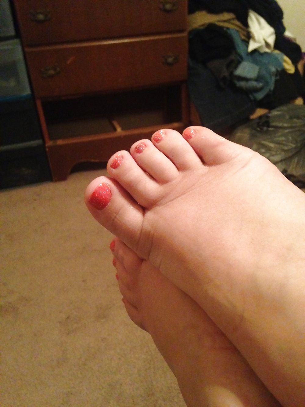 Los dedos de los pies sexy de mi esposa chupables pt3
 #29072905