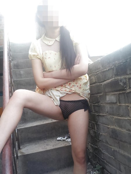 Chica china mostrando el coño en público
 #23868848
