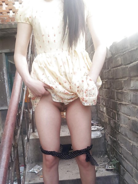 公衆の面前でマンコを見せる中国の少女
 #23868854