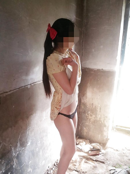 Chica china mostrando el coño en público
 #23868880