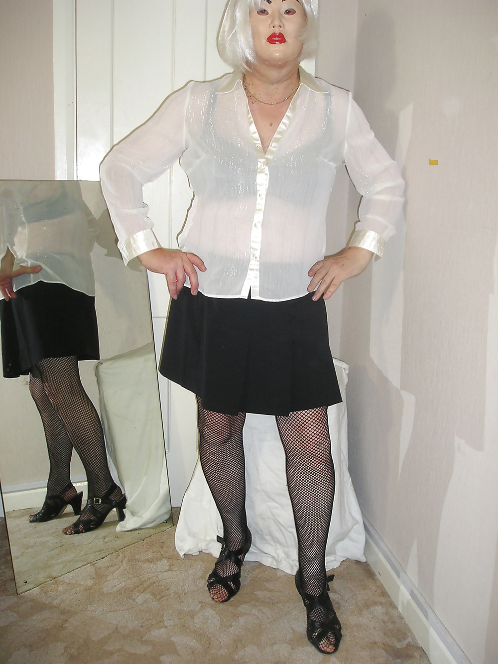 Dee con una blusa nueva de color crema
 #40551625