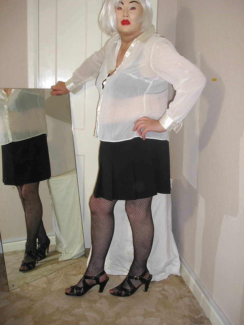 Dee con una blusa nueva de color crema
 #40551638