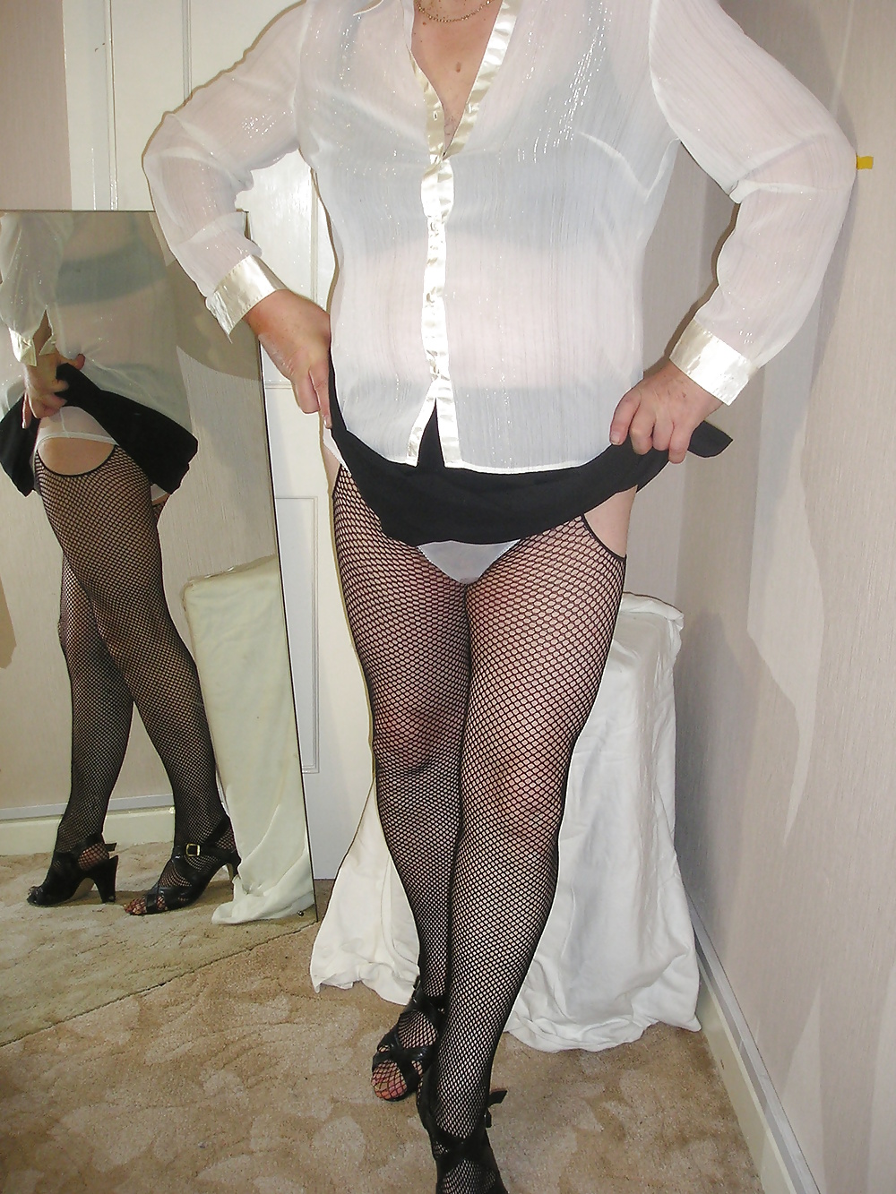 Dee con una blusa nueva de color crema
 #40551662