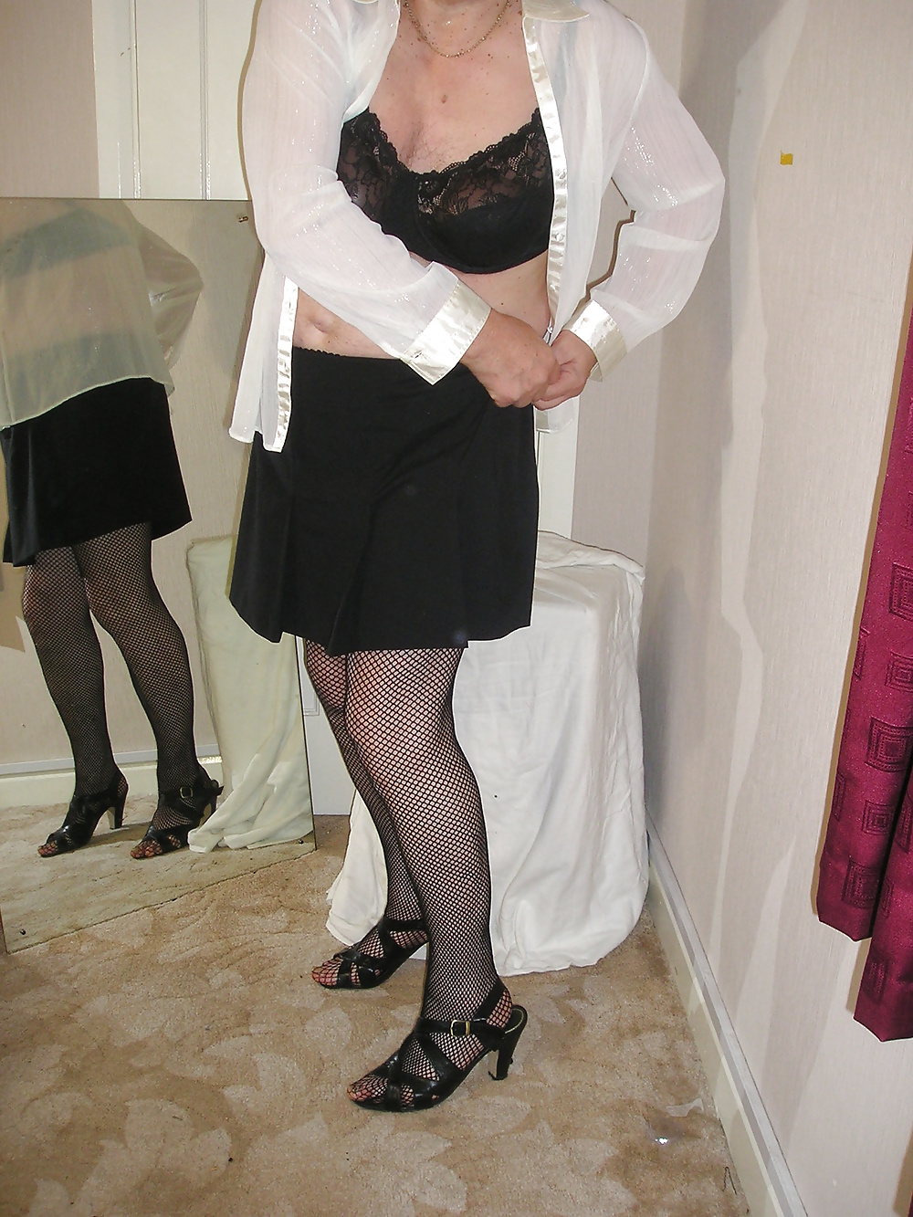 Dee con una blusa nueva de color crema
 #40551734