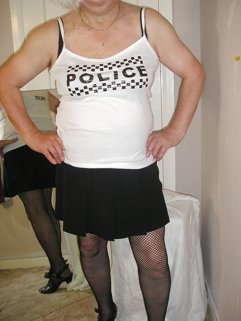 Dee con una blusa nueva de color crema
 #40551862