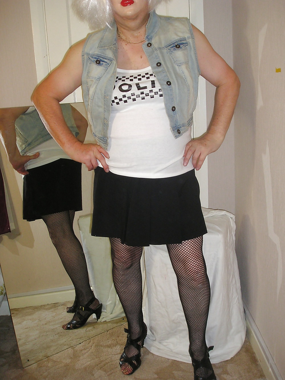 Dee con una blusa nueva de color crema
 #40551874