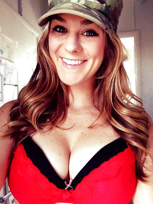 Tetas con ropa
 #37097316