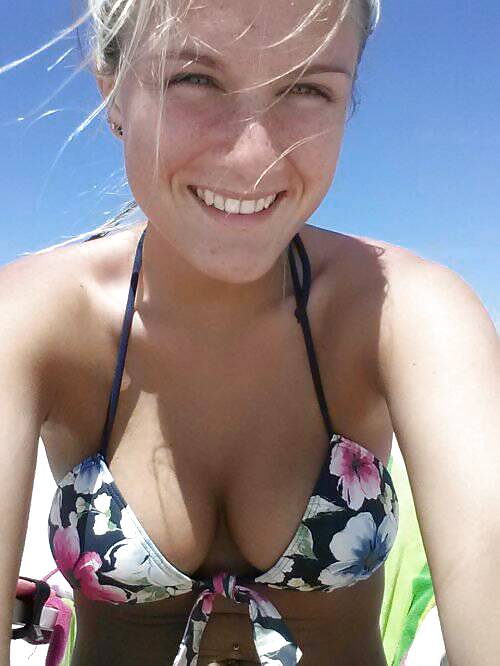 Tetas con ropa
 #37097393