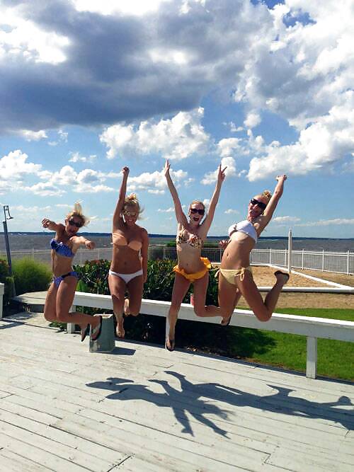 Tetas con ropa
 #37097417