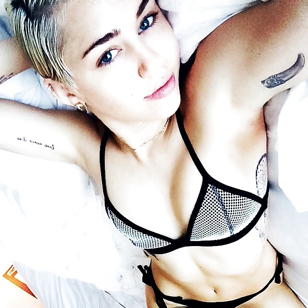 Miley Cyrus Loves Selfies #27918511