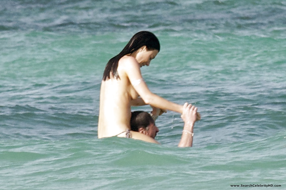 Jaime Murray Topless Sur La Plage Au Mexique #31043575