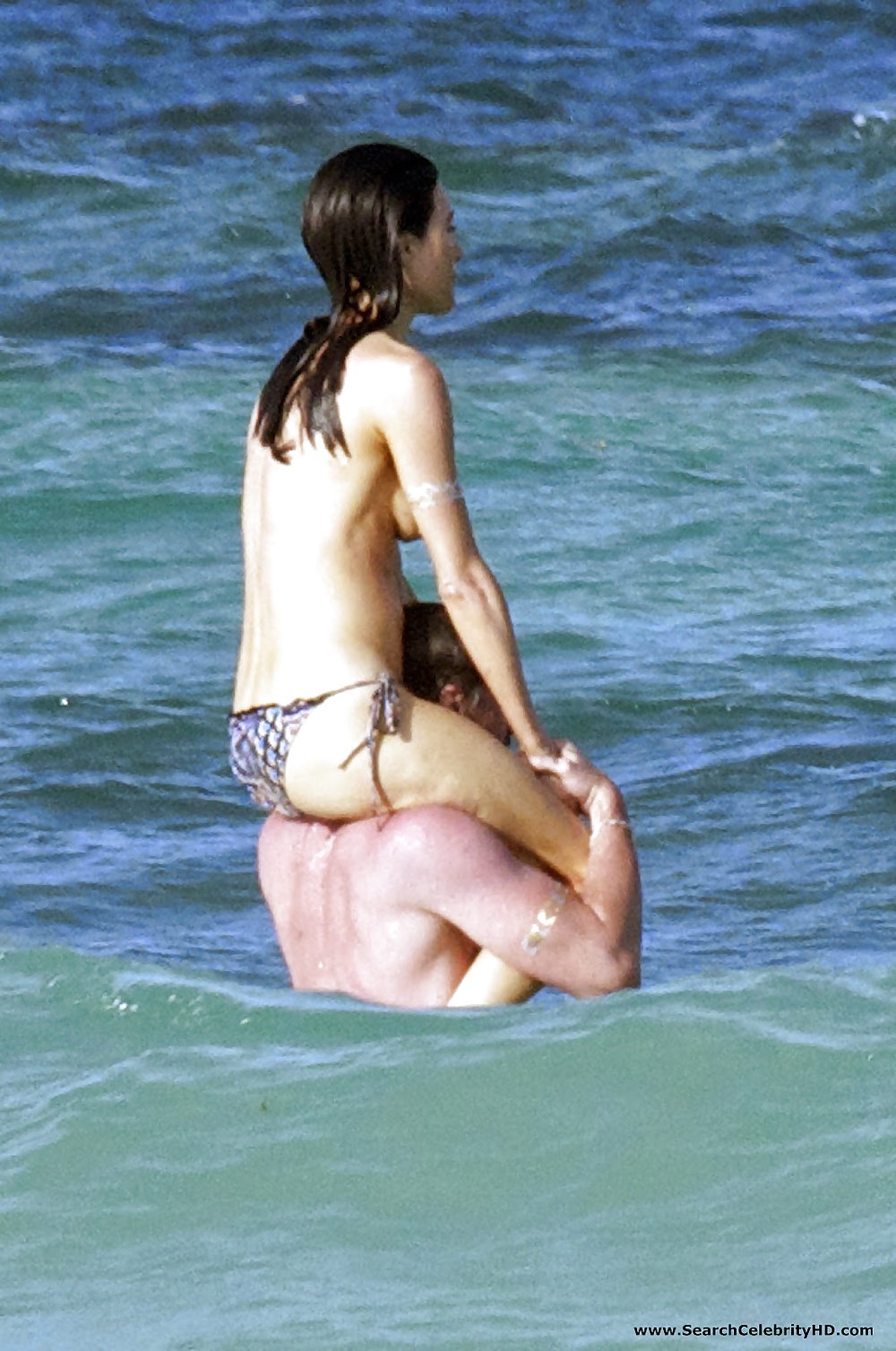 Jaime Murray Topless Sur La Plage Au Mexique #31043593