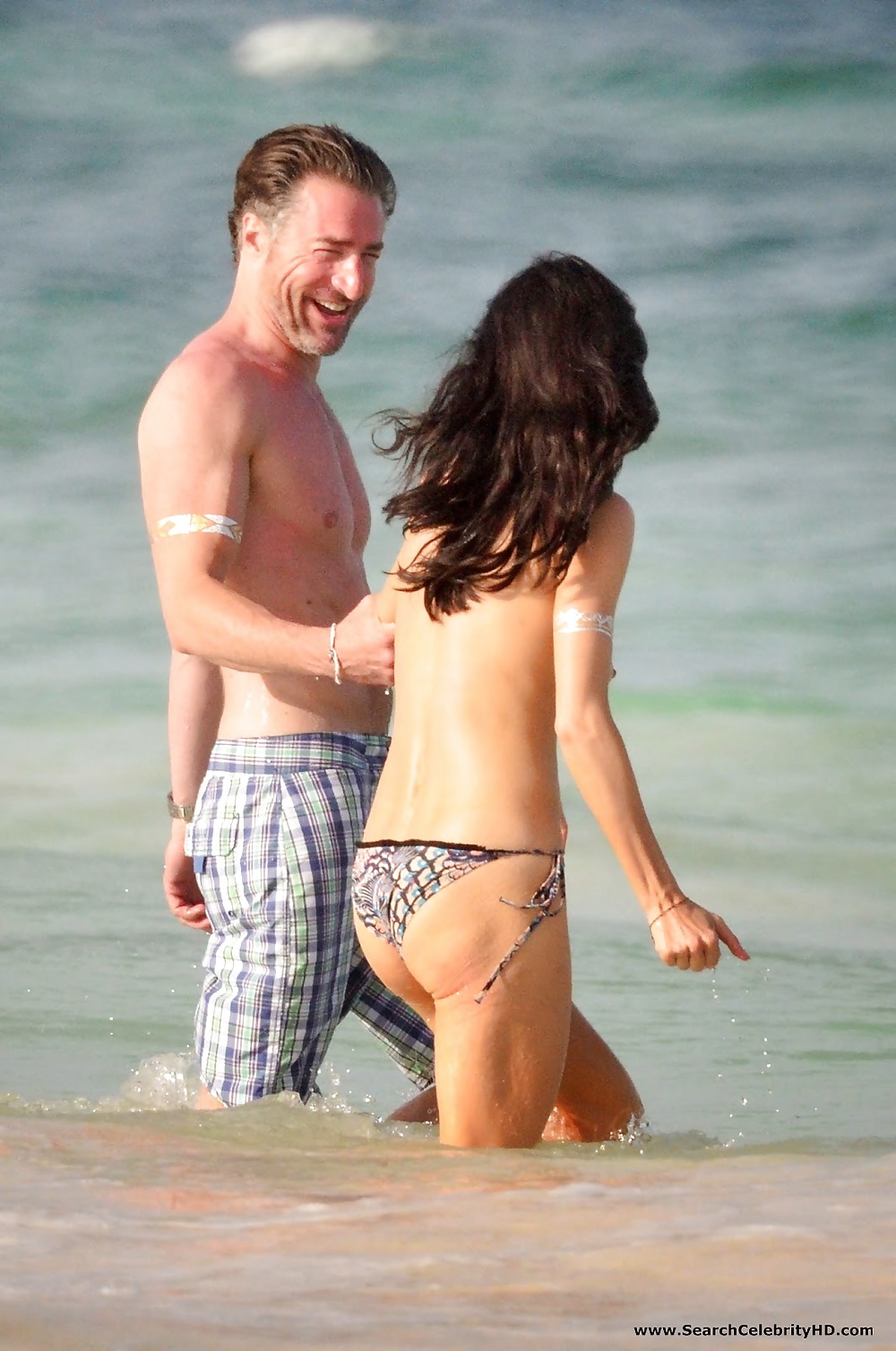 Jaime Murray Topless Sur La Plage Au Mexique #31043604