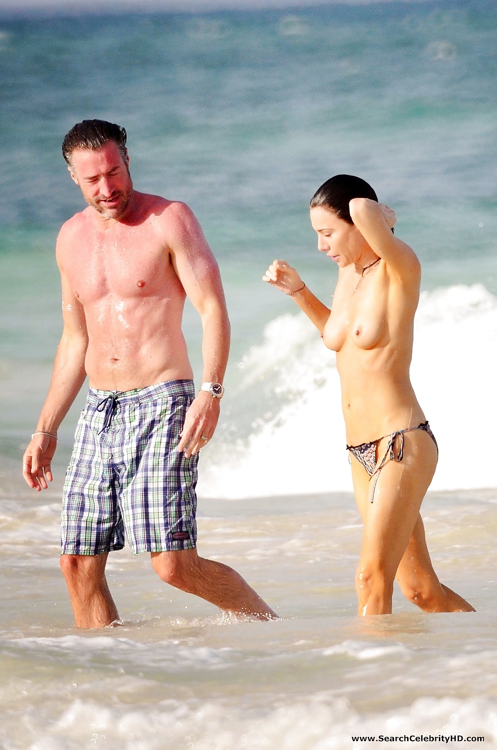 Jaime Murray Topless Sur La Plage Au Mexique #31043621