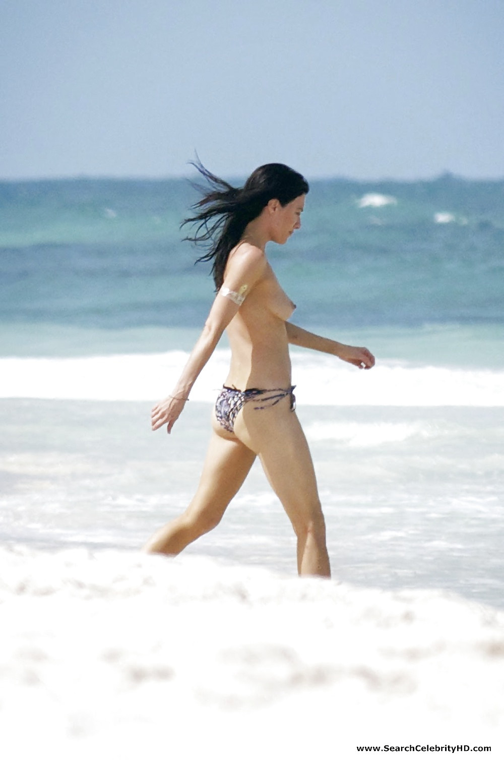 Jaime Murray Topless Sur La Plage Au Mexique #31043654