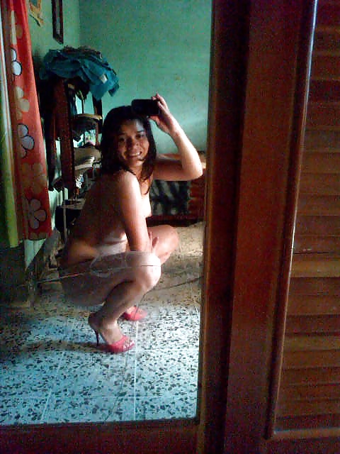 Posando desnuda frente al espejo 
 #31779790
