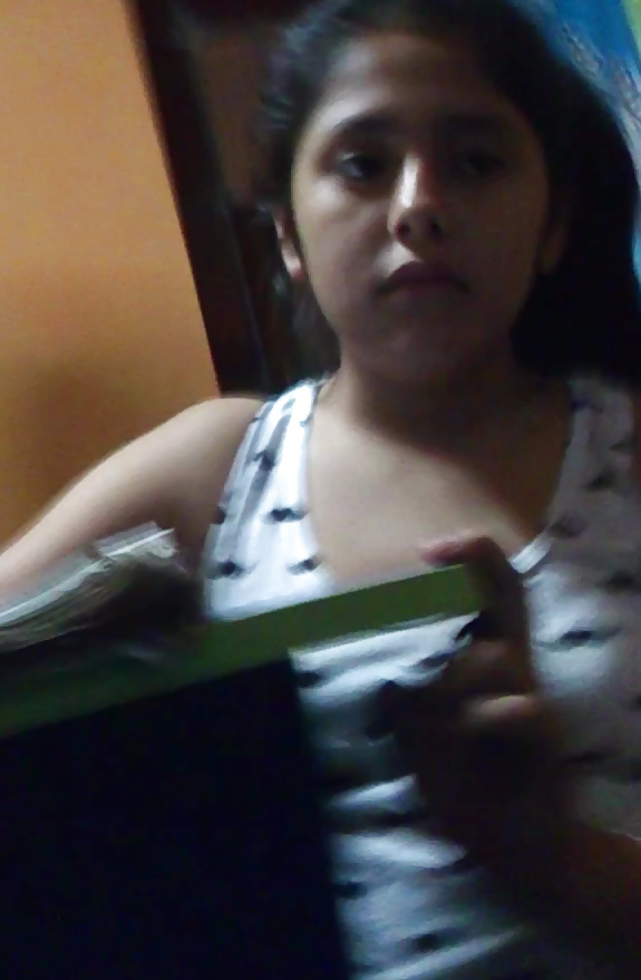 Cacherita mamona esperando su leche 
 #32584404