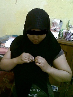 Indonesia- cewek jilbab sepong kontol #40217592
