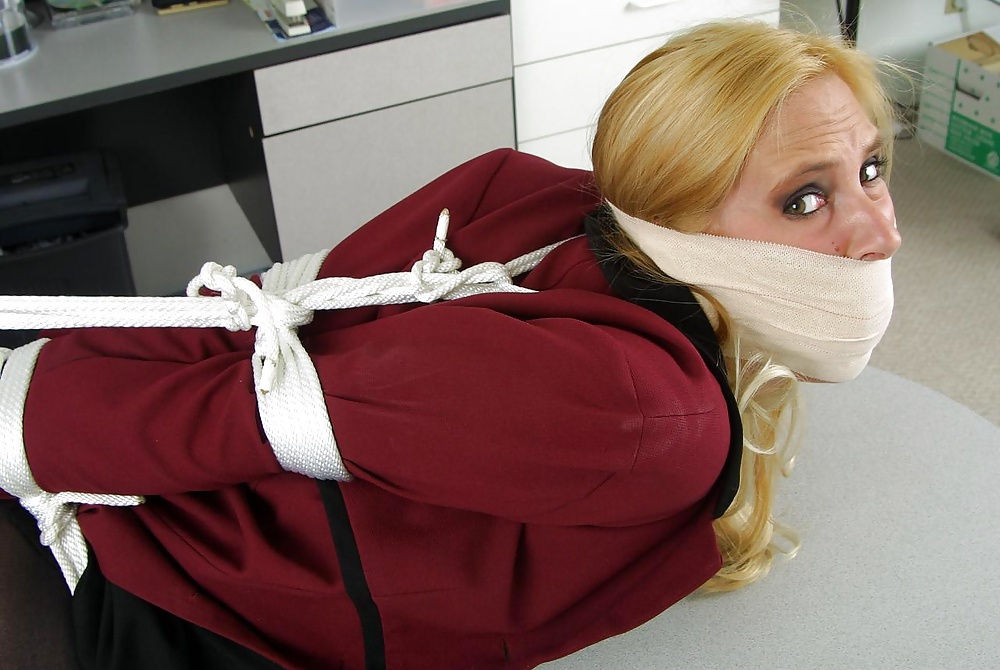 Hot Blonde Sekretärin Hogtied Und Im Büro Geknebelt #27087399