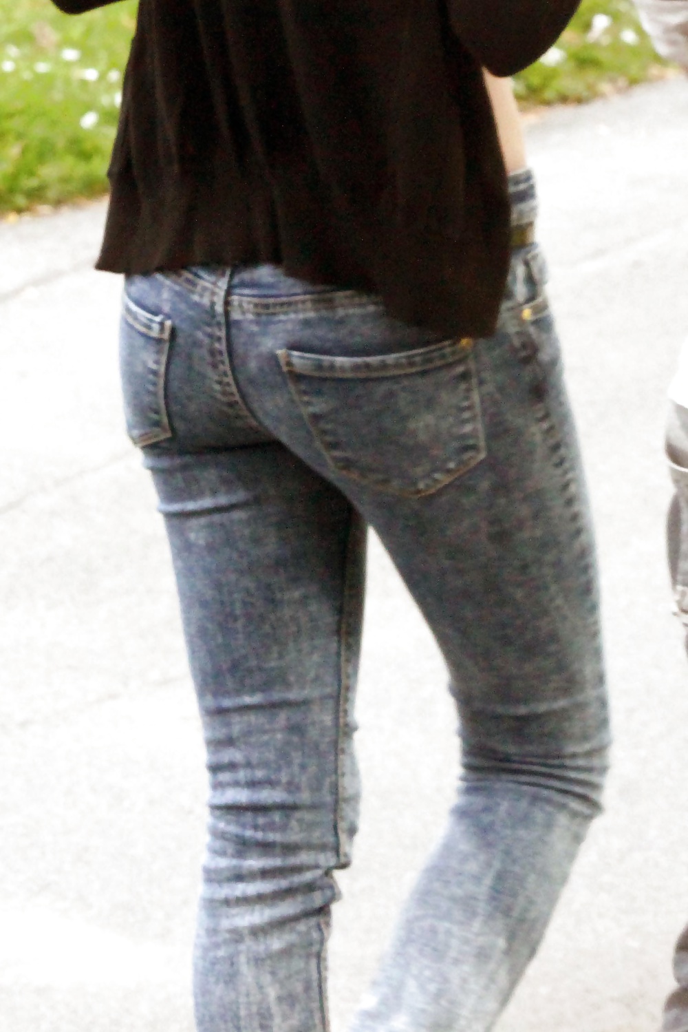 高潔なお尻のジーンズ - 2
 #31428314