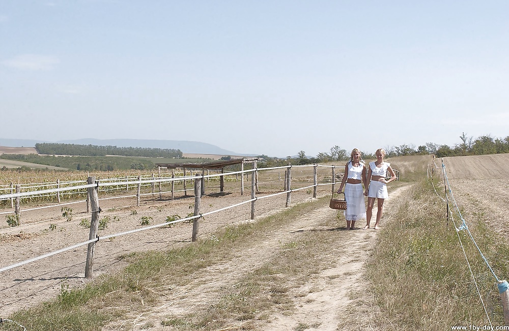 Sophie & Jenny Filles De La Campagne #35151359