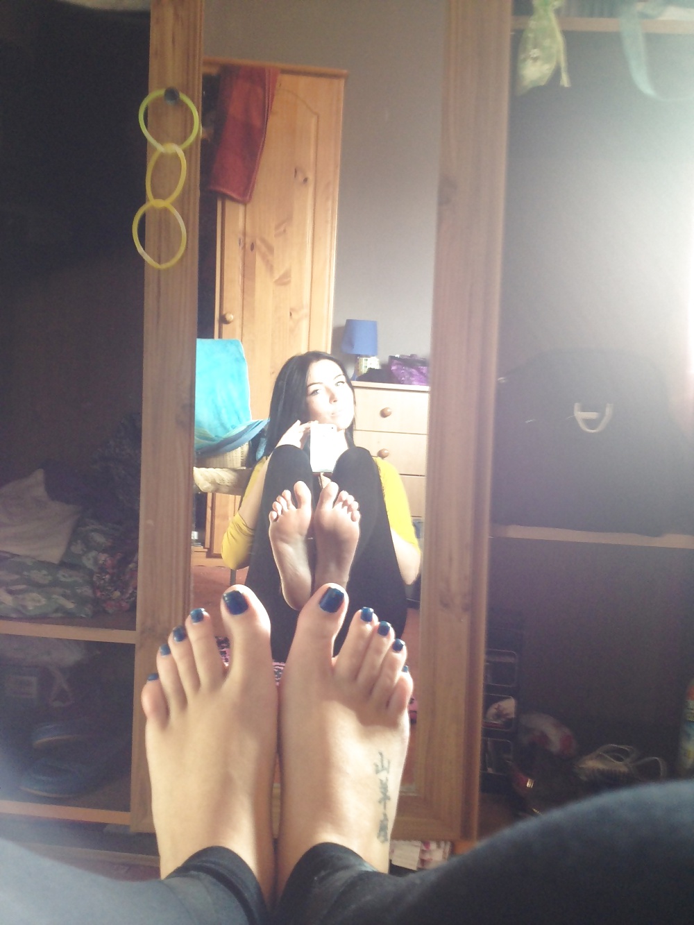 Mädchen Füße In Den Spiegel #30371125