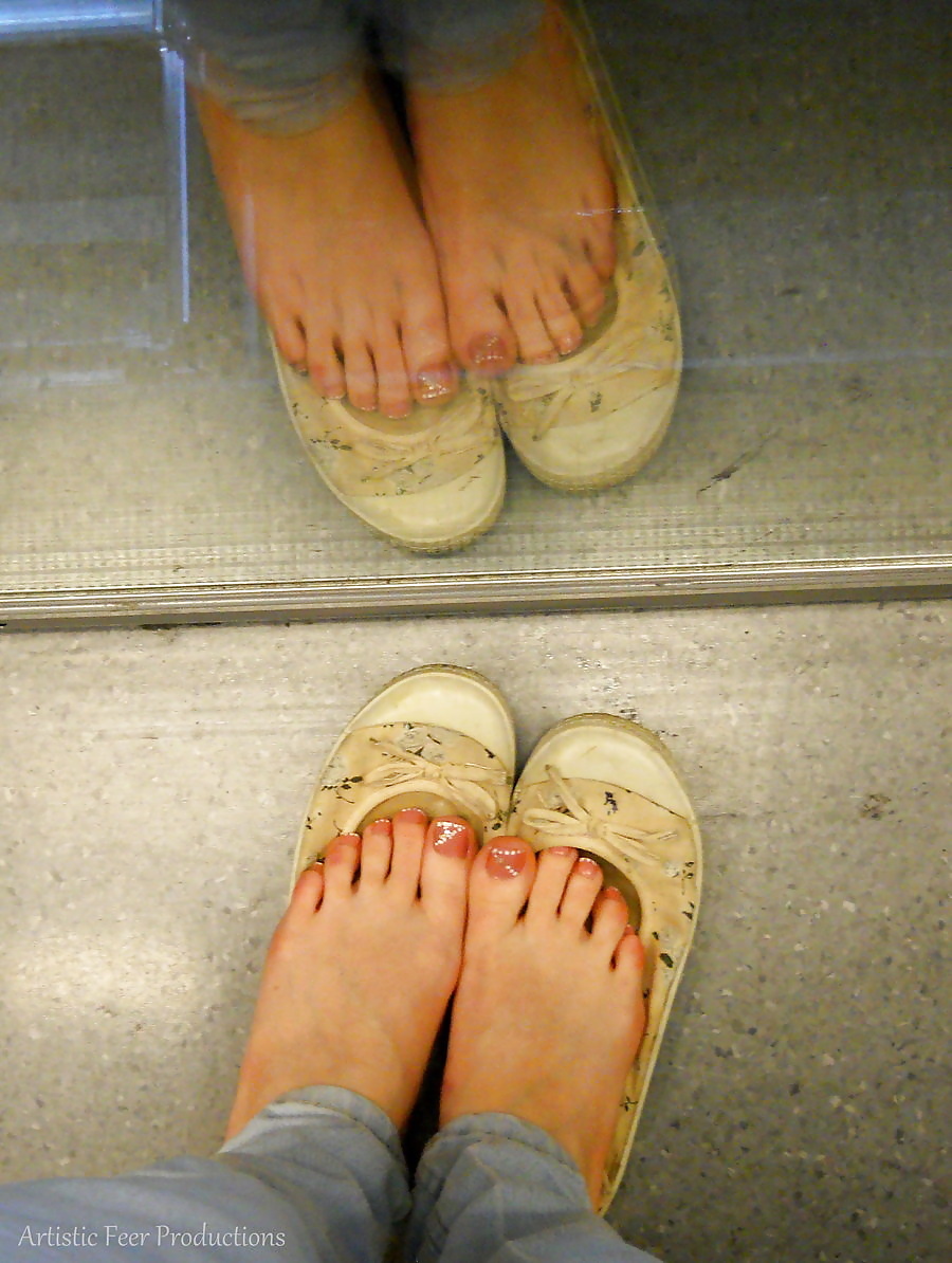 Mädchen Füße In Den Spiegel #30371161