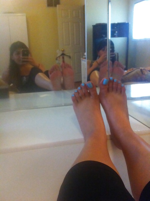 Mädchen Füße In Den Spiegel #30371175