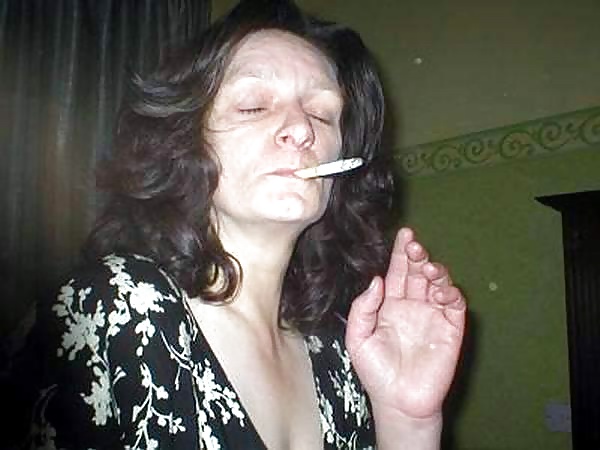 Mujeres fumando cigarrillos
 #33108091