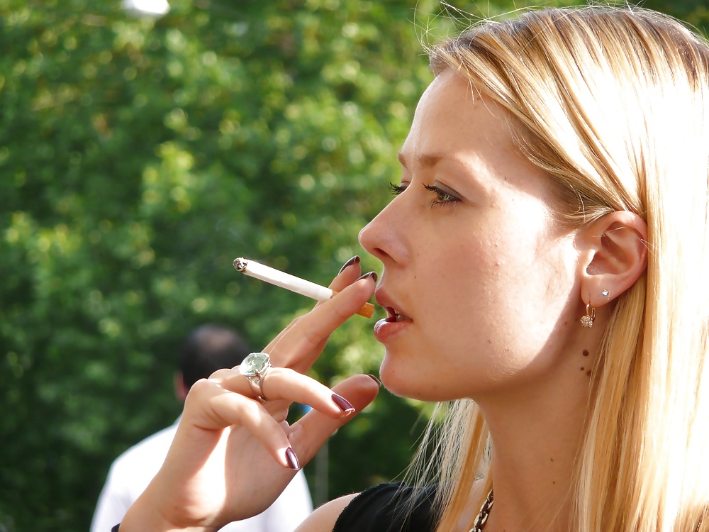 Mujeres fumando cigarrillos
 #33108175