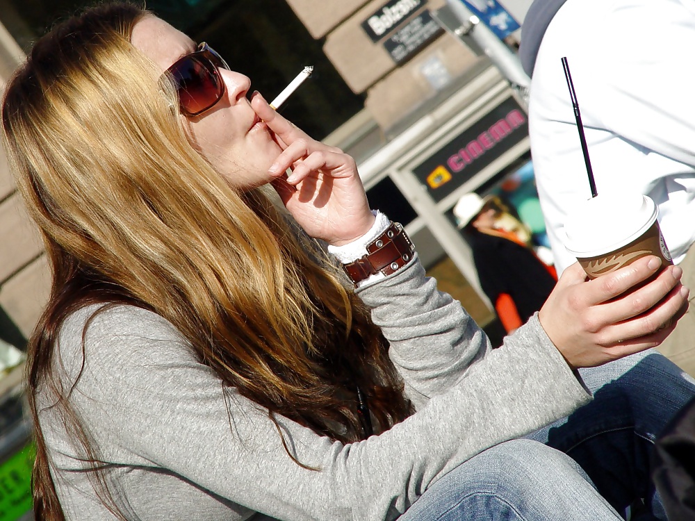 Les Femmes Fumant Des Cigarettes #33108190