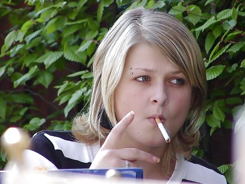Mujeres fumando cigarrillos
 #33108349