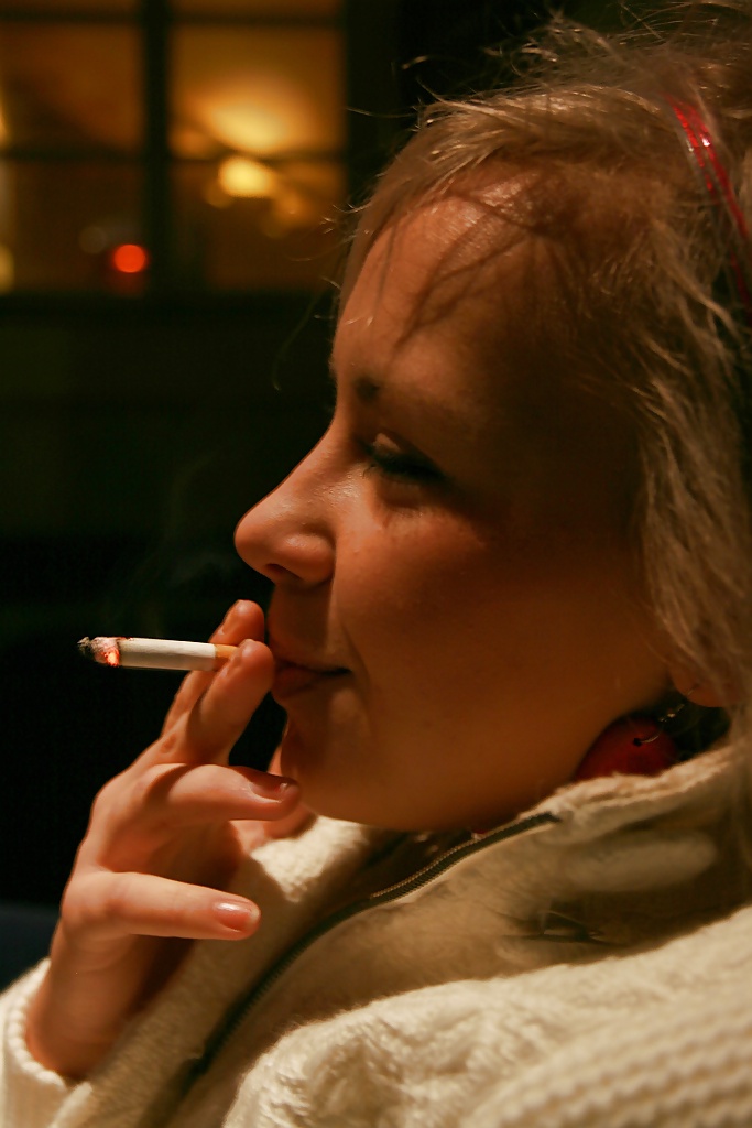 Mujeres fumando cigarrillos
 #33108366
