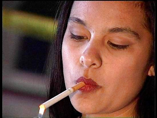 Mujeres fumando cigarrillos
 #33108373