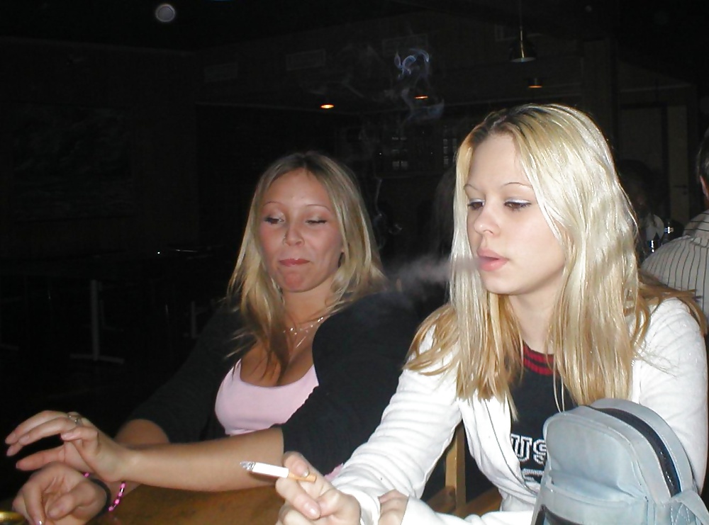 Mujeres fumando cigarrillos
 #33108527