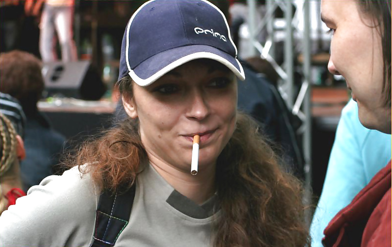 Les Femmes Fumant Des Cigarettes #33108537