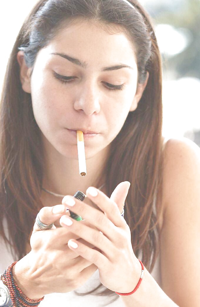 Mujeres fumando cigarrillos
 #33108572