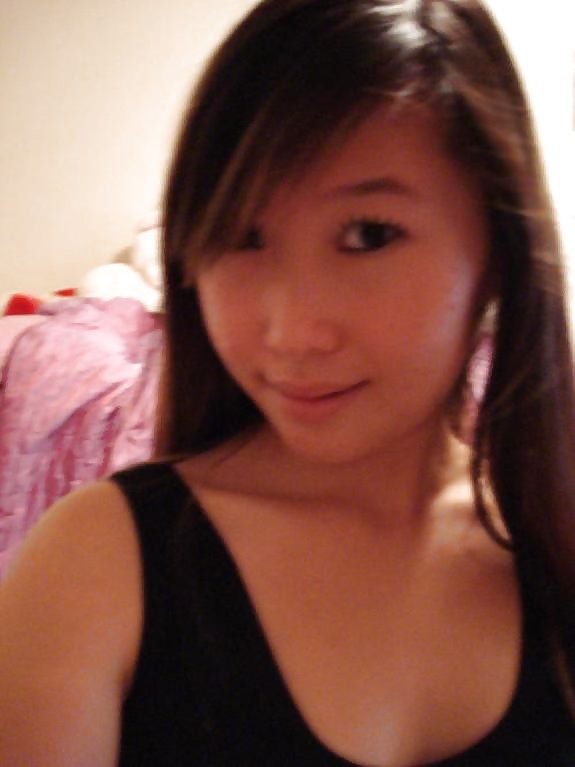 Posing Asiatique Mignon En Face De Webcam. #37195840