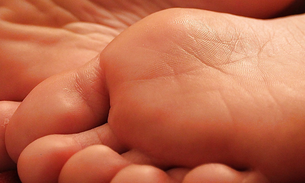 Close-ups to teen's feet #36203433