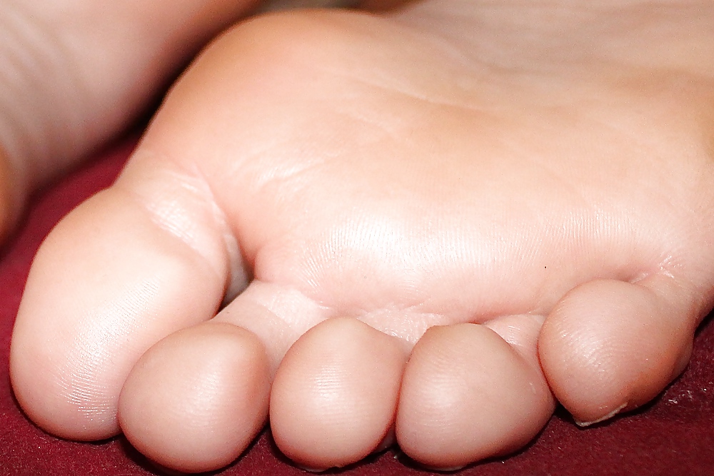 Close-ups to teen's feet #36203434