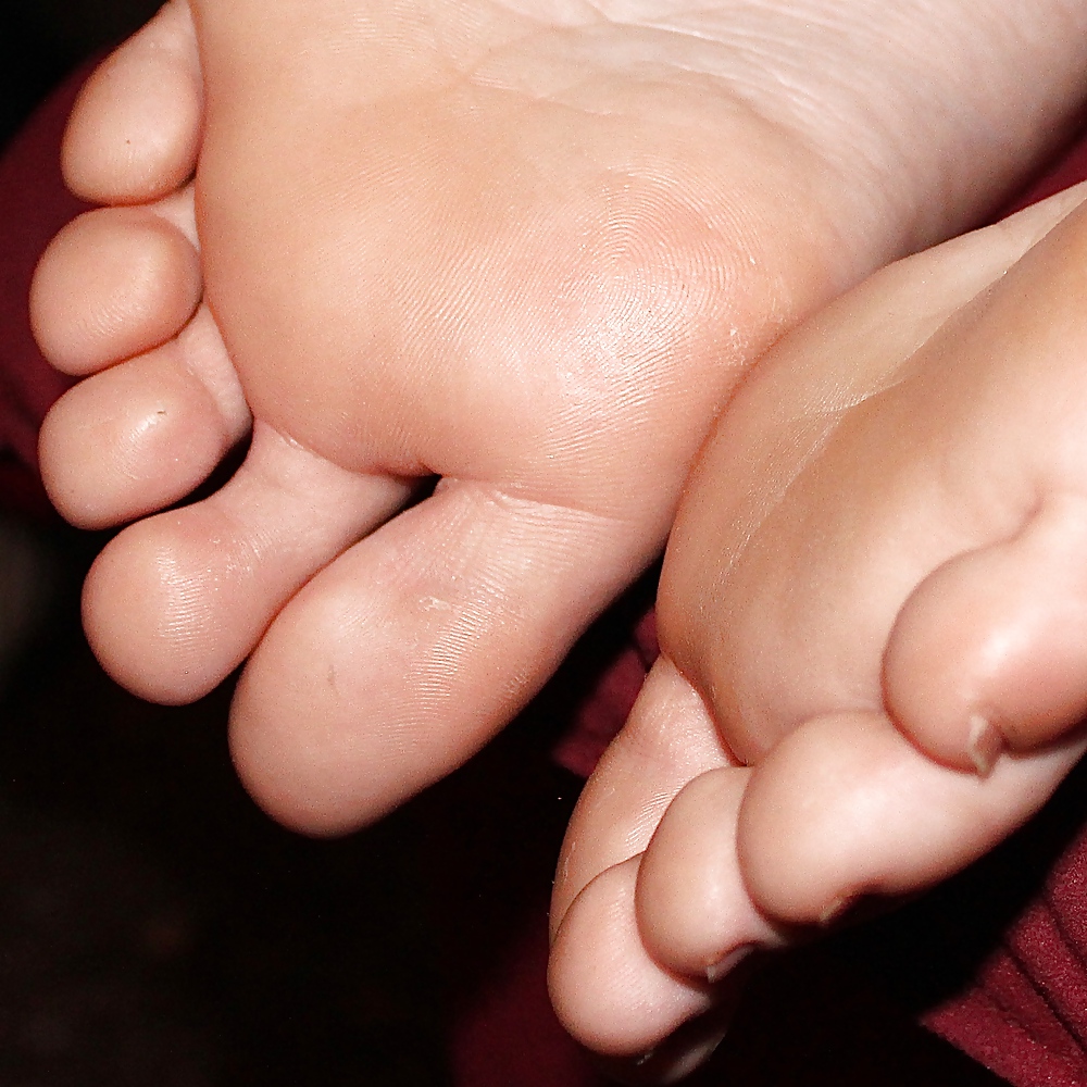 Close-ups to teen's feet #36203442