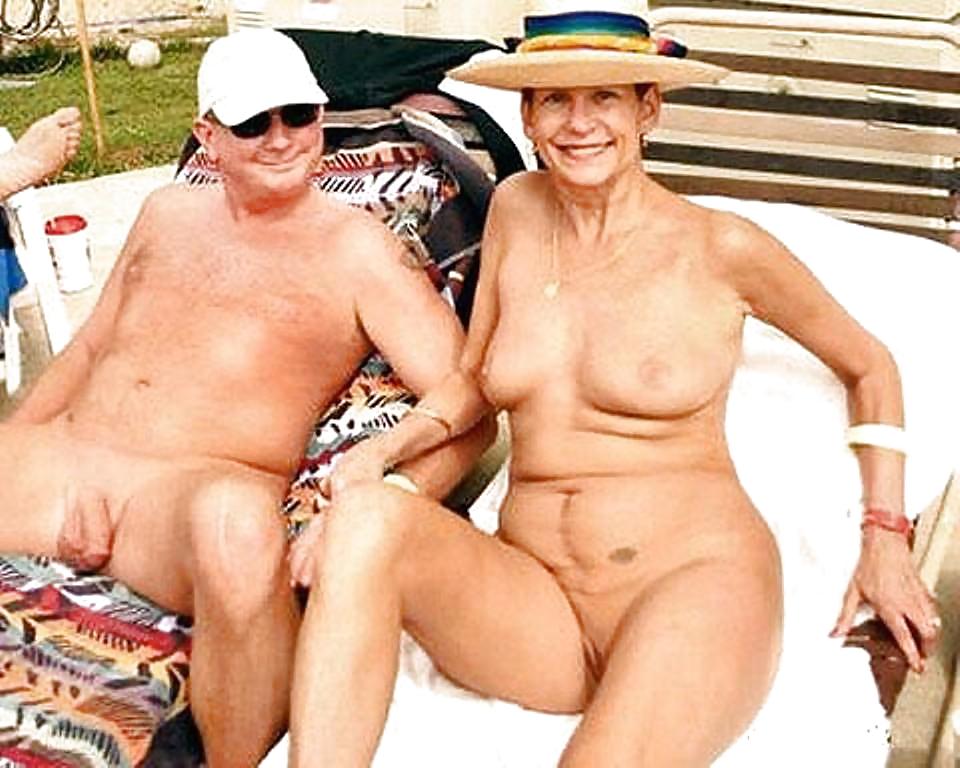 Alcune foto nudiste d'epoca sulla spiaggia
 #23173430