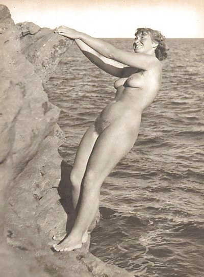 Algunas fotos vintage de nudistas en la playa
 #23173543