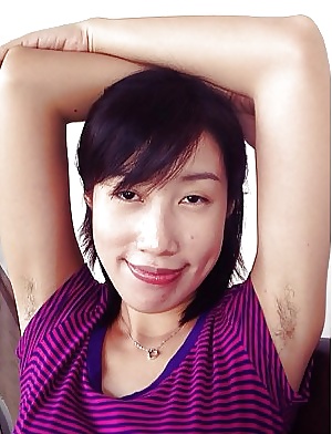 Chicas asiáticas mostrando axilas peludas
 #31937104
