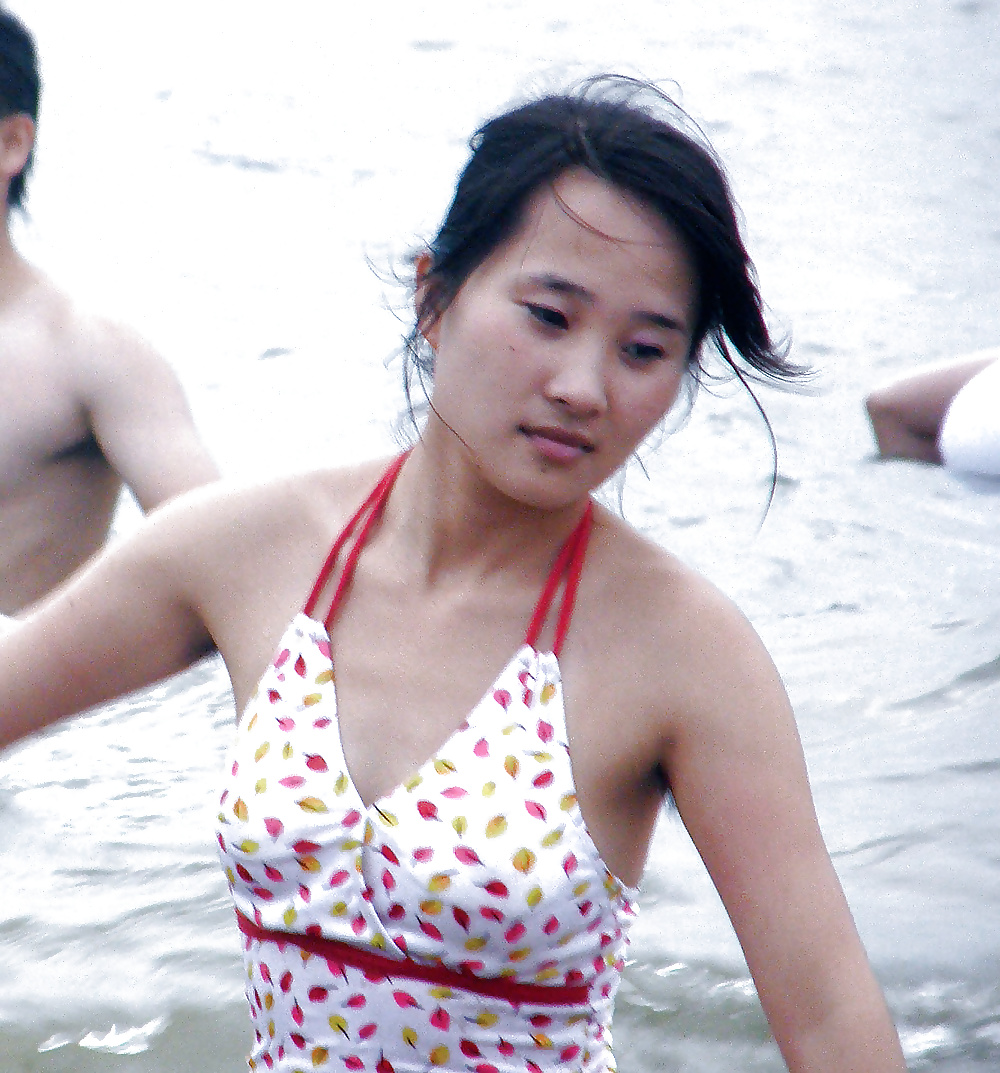 Chicas asiáticas mostrando axilas peludas
 #31937112