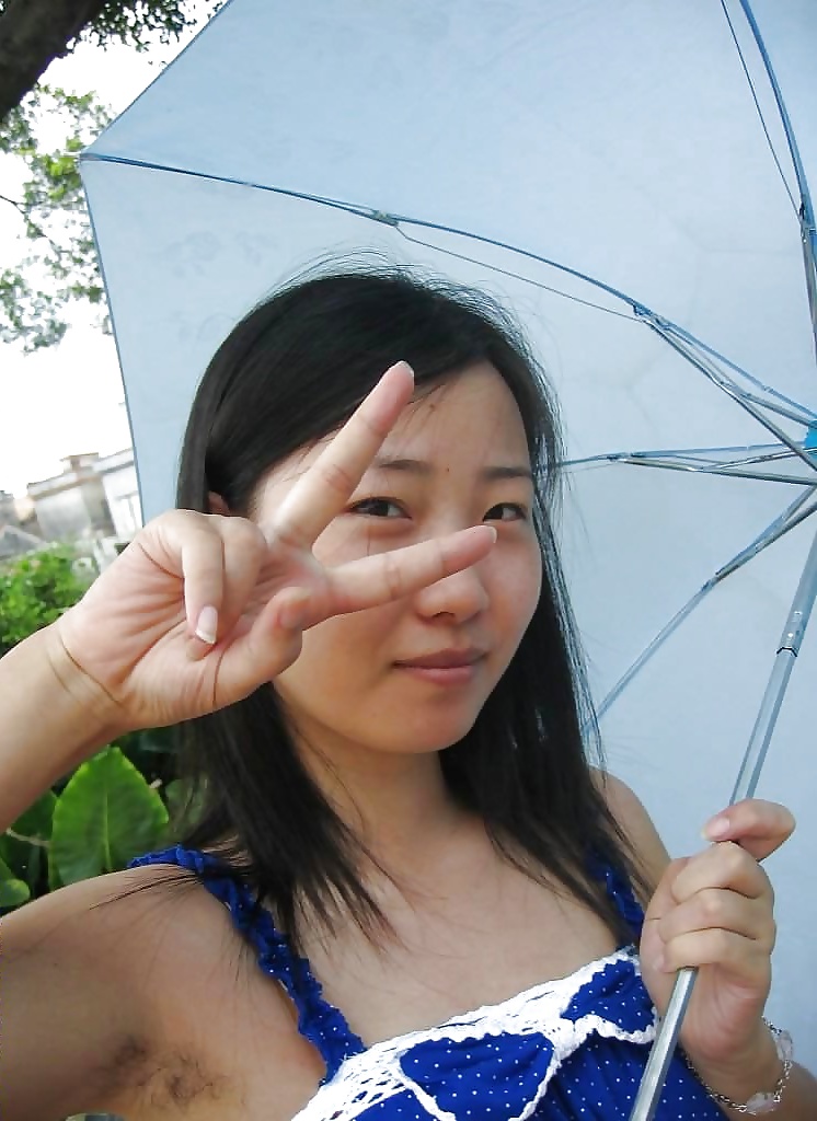 Chicas asiáticas mostrando axilas peludas
 #31937133