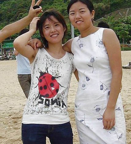 Chicas asiáticas mostrando axilas peludas
 #31937134