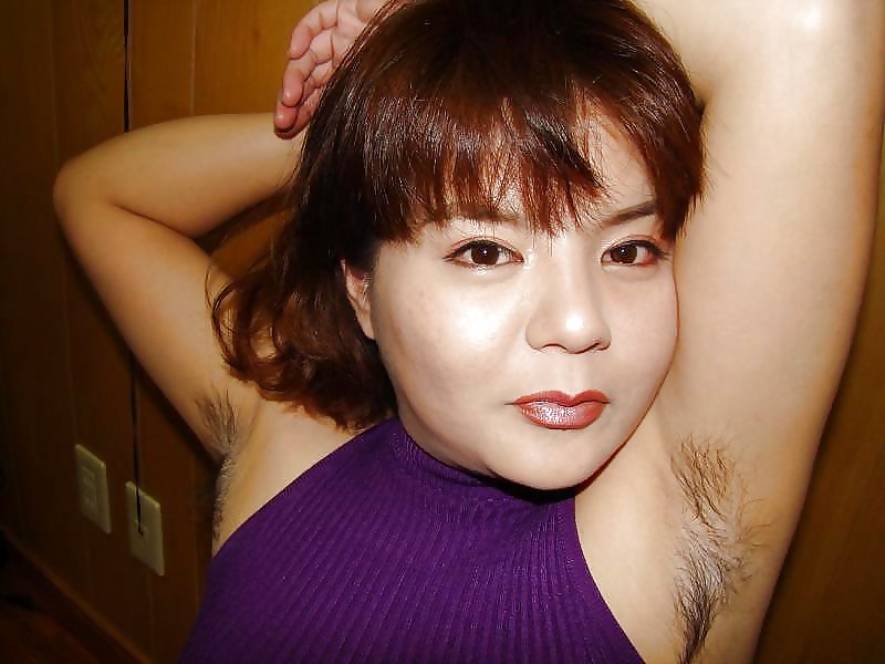 Chicas asiáticas mostrando axilas peludas
 #31937173